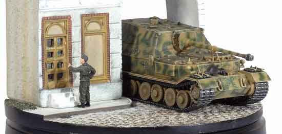 Dragon Models 1/ 72nd Scale Armor Ferdinand w/Zimmerit, s.Pz.Jg.Abt.653 w/Diorama Building #60341