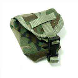 Dragon Models Loose 1/6th Scale Modern Military RACK (Canteen)/Utility Pouch (Woodland) (Metal Hooks) # DRL4-P200
